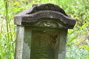 薬師堂前の道端の小さな石祠